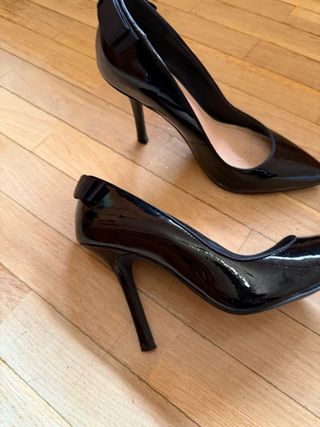 Zapatos de tacon de charol negro de Minelli