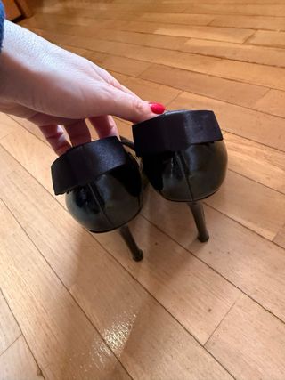 Zapatos de tacon de charol negro de Minelli