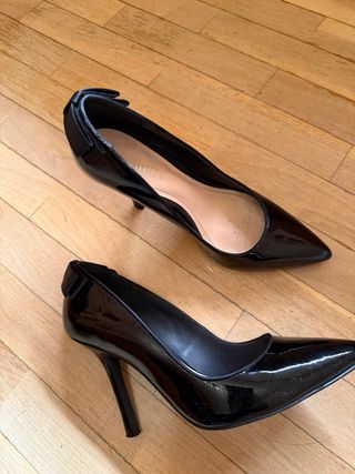 Zapatos de tacon de charol negro de Minelli