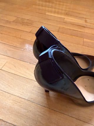 Zapatos de tacon de charol negro de Minelli