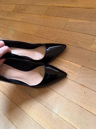 Zapatos de tacon de charol negro de Minelli