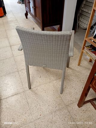 sillón de ratán en gris