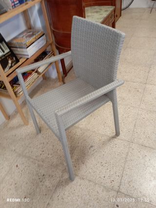 sillón de ratán en gris