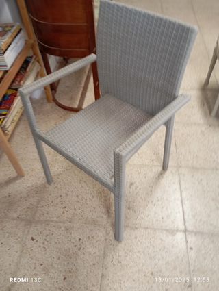 sillón de ratán en gris