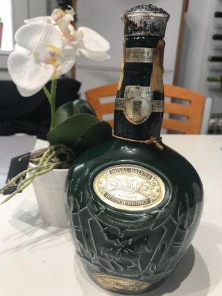 Bottiglia di whisky scozzese vuota Chivas Royal Salute