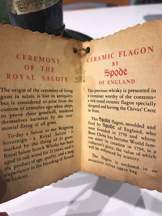 Bottiglia di whisky scozzese vuota Chivas Royal Salute