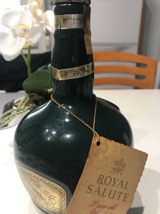 Bottiglia di whisky scozzese vuota Chivas Royal Salute