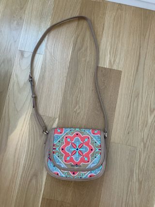Bolso de cuero desigual