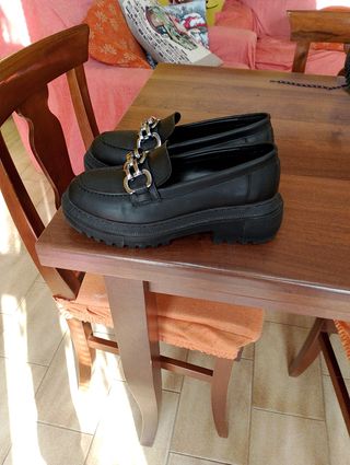 Scarpa nera con fibbie usata pochissimo