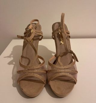 Vestido y sandalias ceremonia