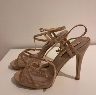 Vestido y sandalias ceremonia