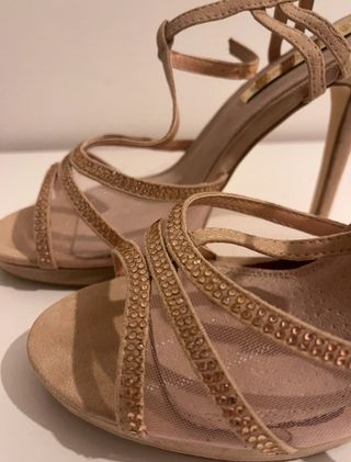 Vestido y sandalias ceremonia