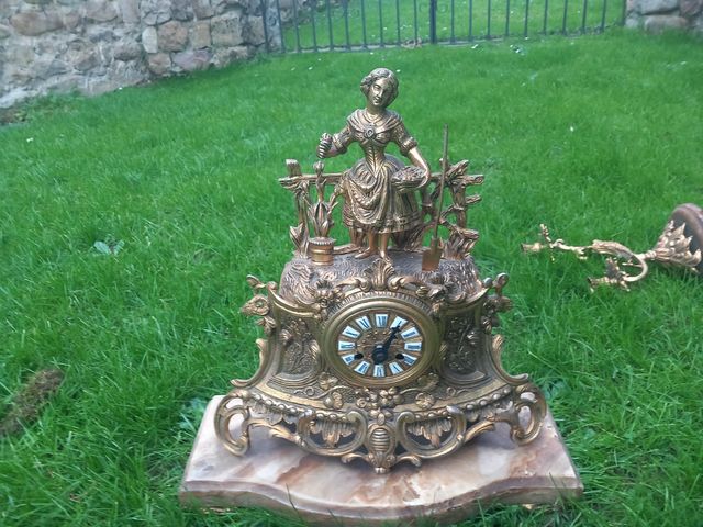 Reloj y candelabros bronce