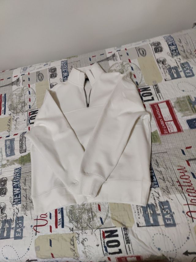 Sudadera blanca cuello alto