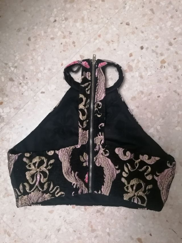 Top negro con adornos florales