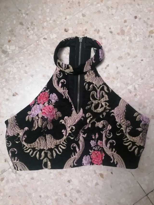 Top negro con adornos florales