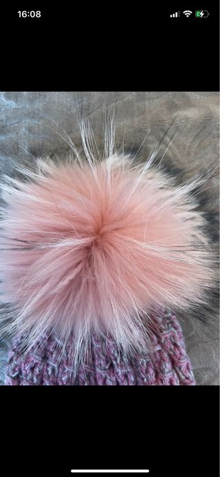 Gorro de lana rosa con pompom