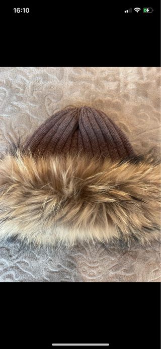 Gorro de lana marrón con pelo sintético
