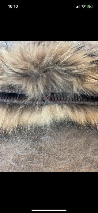 Gorro de lana marrón con pelo sintético