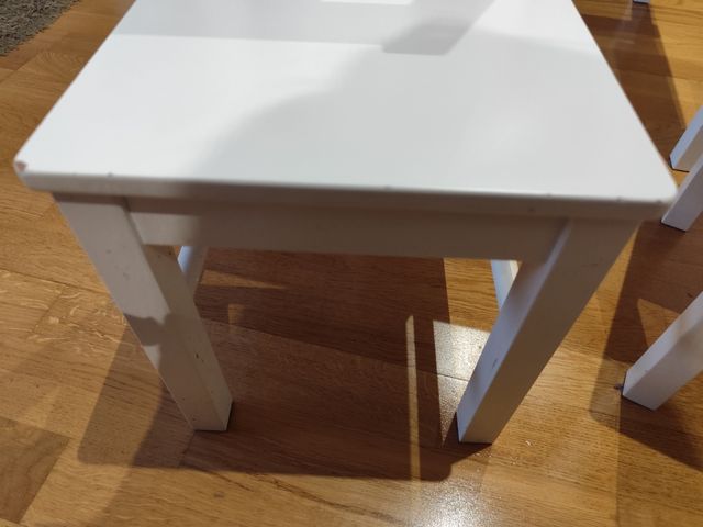 Mesa y 2 sillas blancas Kritter, de Ikea