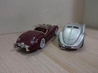 2 Modellini d'auto 1/24 Jaguar e Bugatti