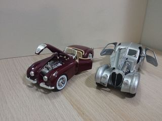 2 Modellini d'auto 1/24 Jaguar e Bugatti