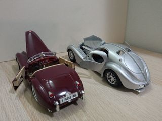 2 Modellini d'auto 1/24 Jaguar e Bugatti
