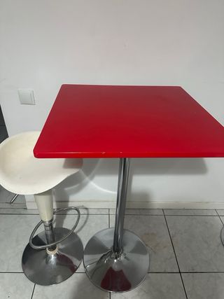 Mesa de cocina con un taburete