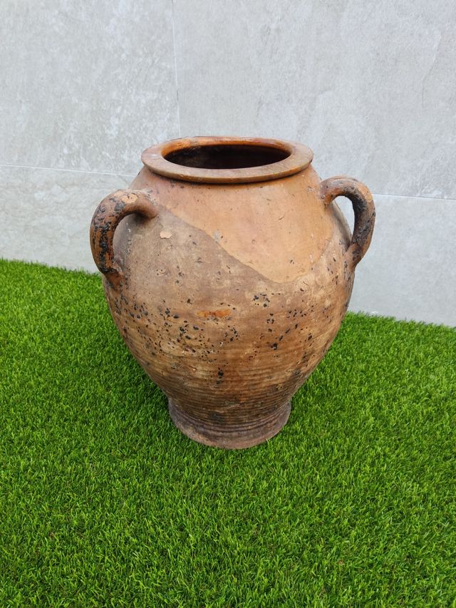 Vecchio barattolo o vasetto per olio