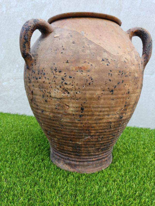 Vecchio barattolo o vasetto per olio