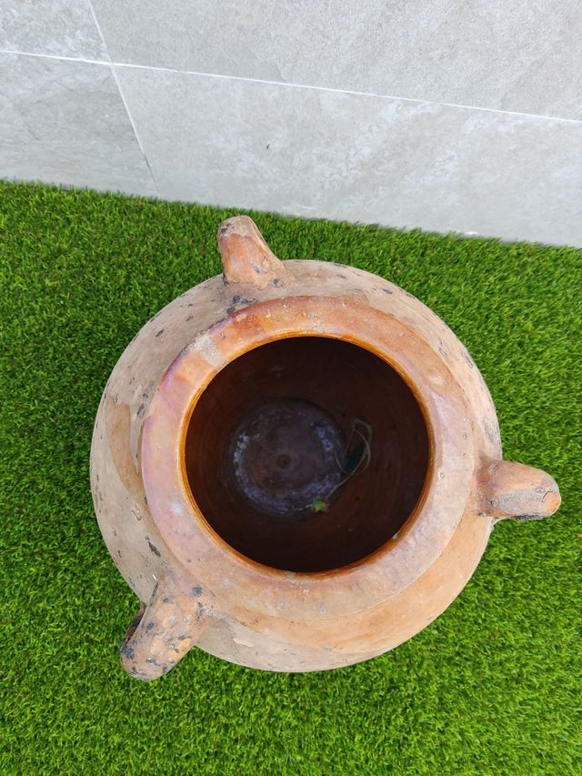 Vecchio barattolo o vasetto per olio