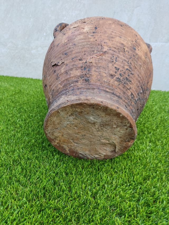 Vecchio barattolo o vasetto per olio