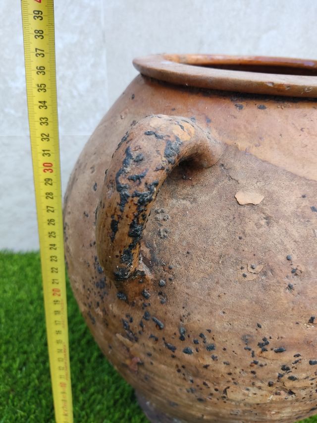 Vecchio barattolo o vasetto per olio