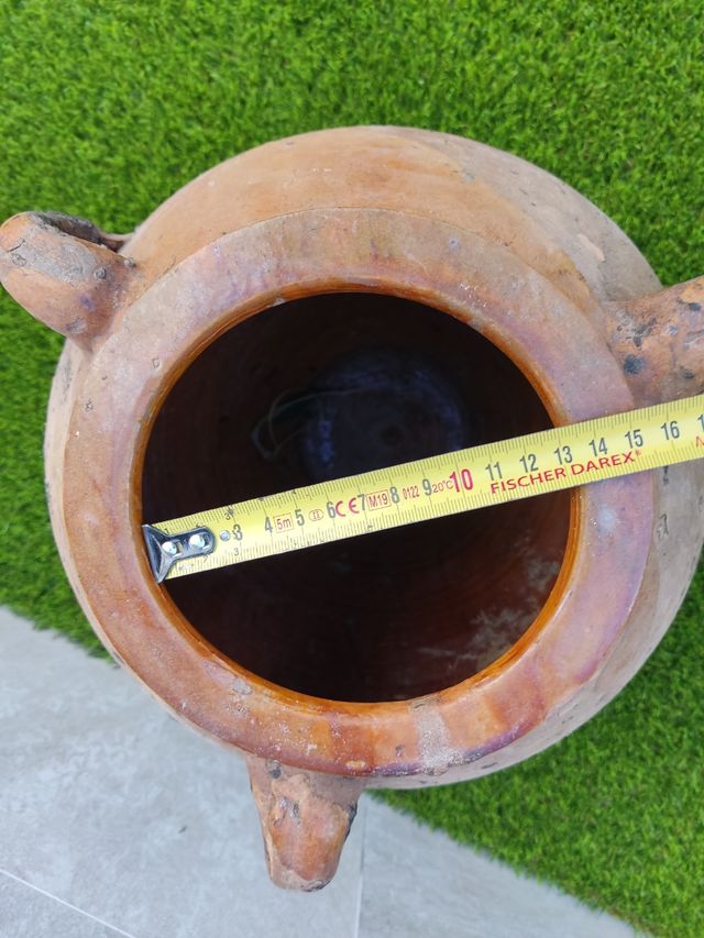 Vecchio barattolo o vasetto per olio