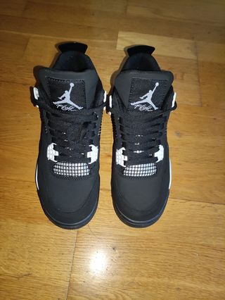 Jordan Retro 4 negras y blancas de segunda mano por 70 EUR en Oviedo en  WALLAPOP