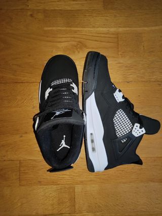 Jordan Retro 4 negras y blancas de segunda mano por 70 EUR en Oviedo en  WALLAPOP