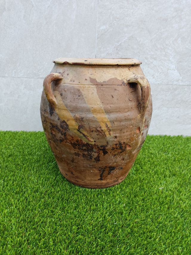 Vecchio barattolo o vasetto per olio