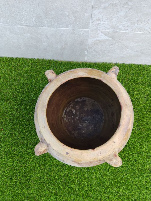 Vecchio barattolo o vasetto per olio