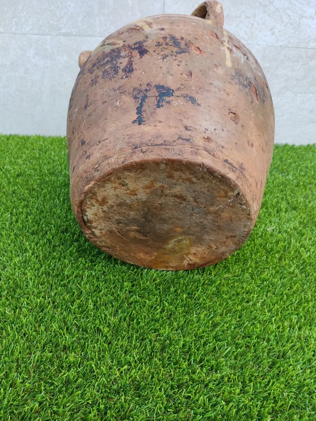 Vecchio barattolo o vasetto per olio