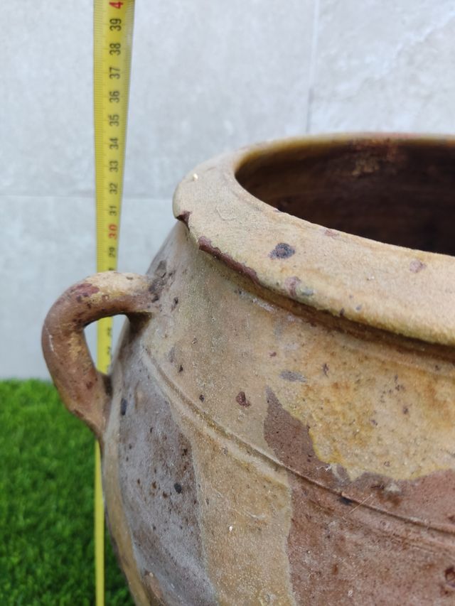 Vecchio barattolo o vasetto per olio