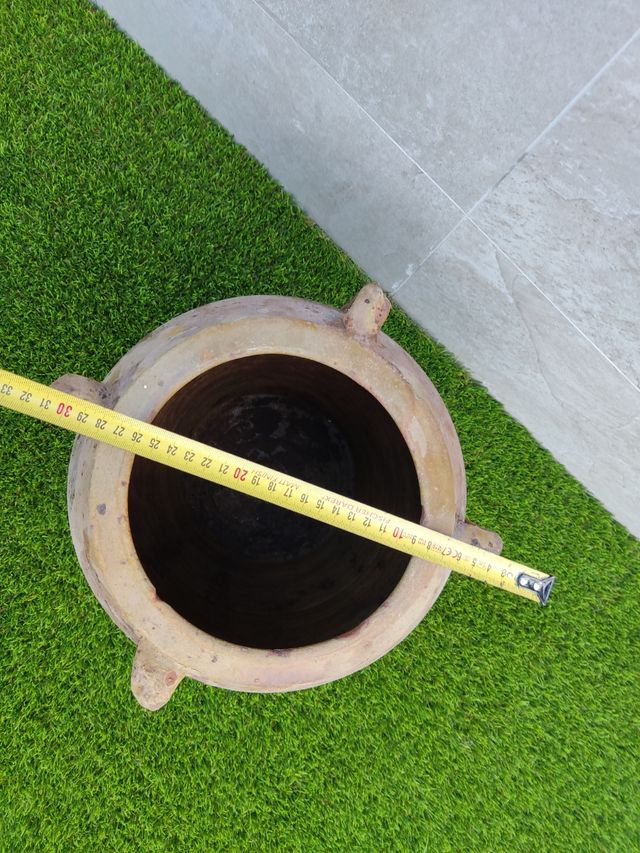 Vecchio barattolo o vasetto per olio