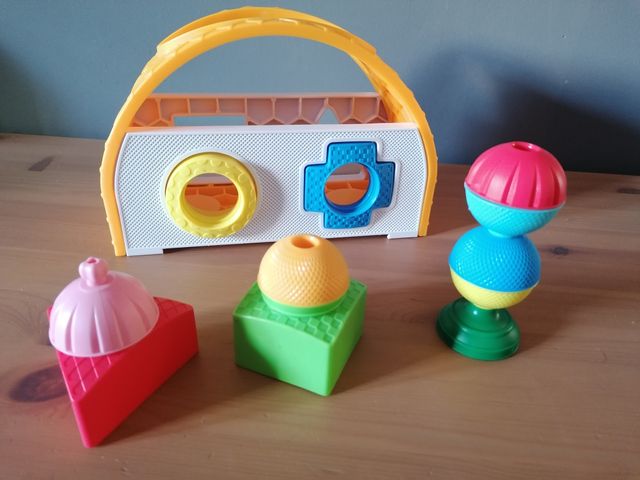 Lalaboom. Cajas con formas / péndulo.