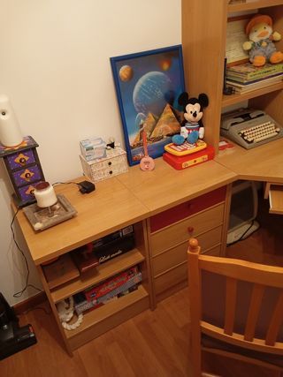 Escritorio con almacenaje y estantería