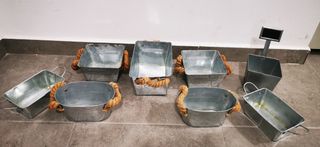 8 recipientes metálicos