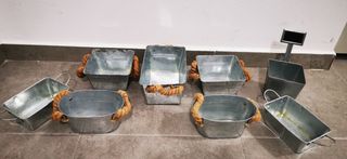 8 recipientes metálicos