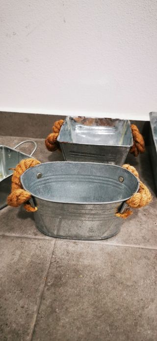 8 recipientes metálicos