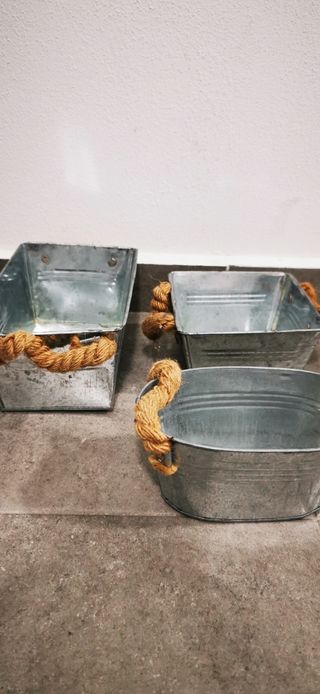 8 recipientes metálicos