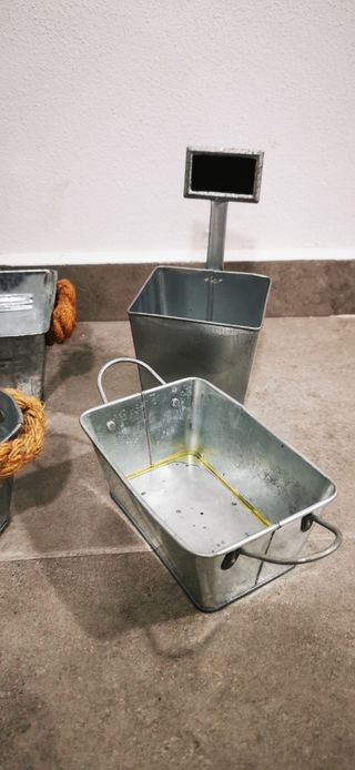 8 recipientes metálicos