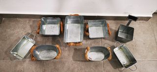 8 recipientes metálicos