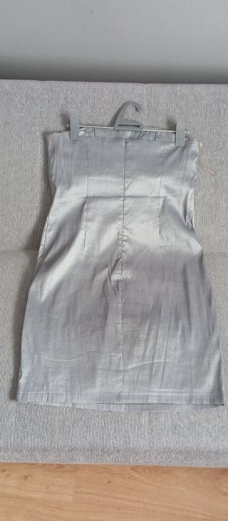 Vestido de Fiesta o Noche gris plata. Elegante